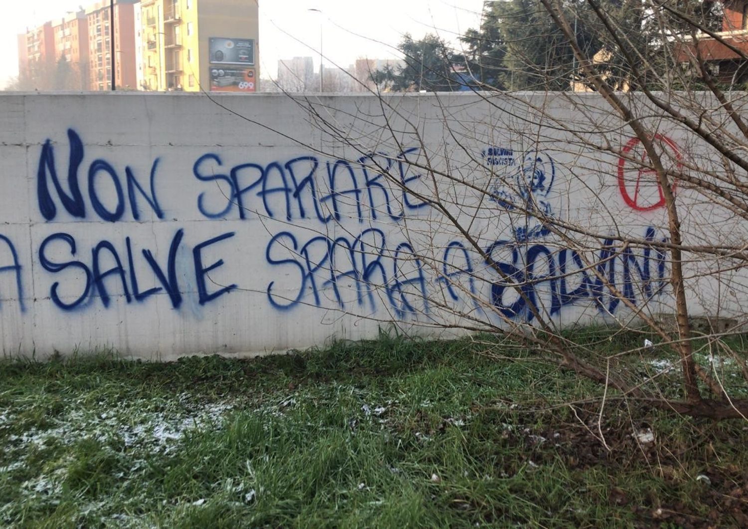 &#39;Non sparare a salve spara a Salvini&#39;. Sulla scritta su un muro a Milano indaga la Digos