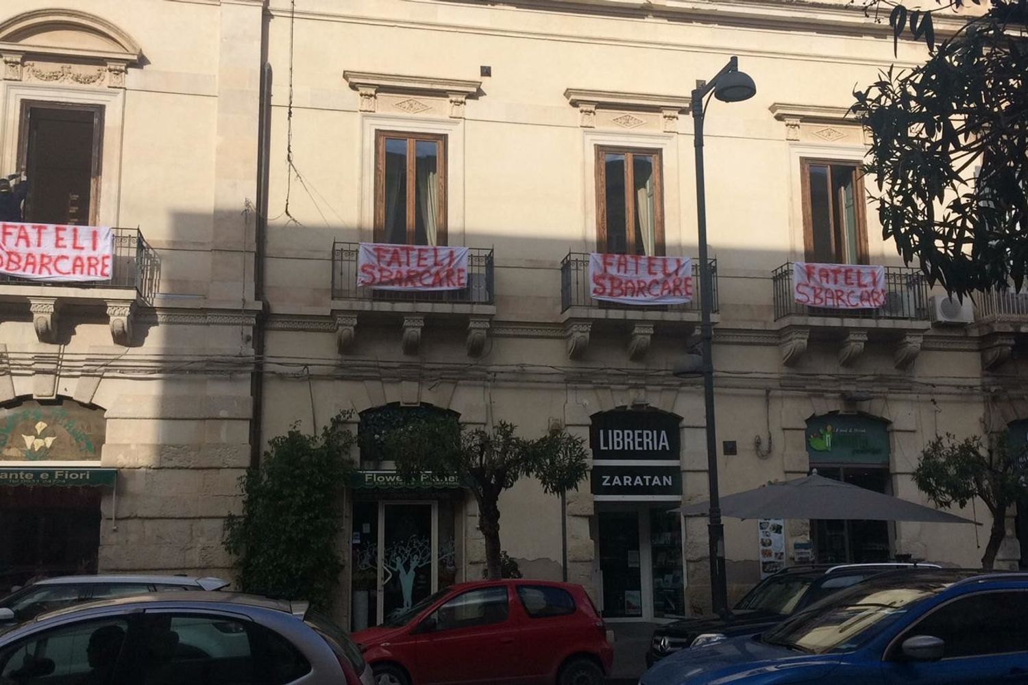 &nbsp;Lenzuoli bianchi pro-sbarco migranti