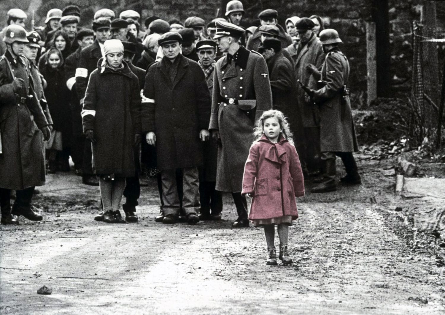 La bambina con il cappottino rosso del film 'Schindler's List'