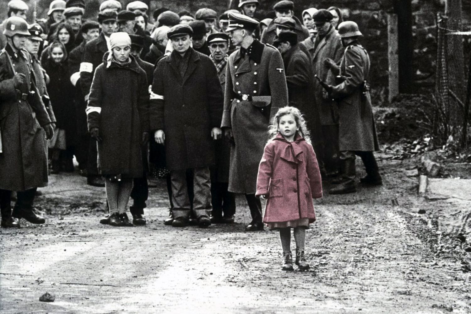 La bambina con il cappottino rosso del film 'Schindler's List'