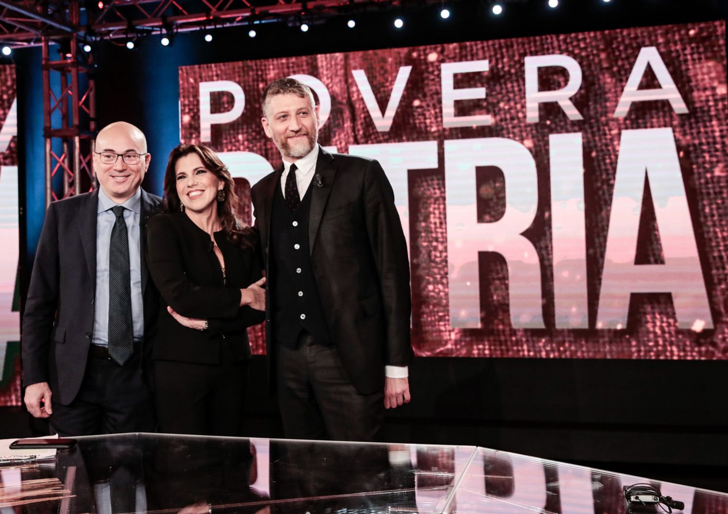 Rai 2, trasmissione televisiva Povera Patria, nella foto Annalisa Bruchi con Aldo Cazzullo e Alessandro Giuli