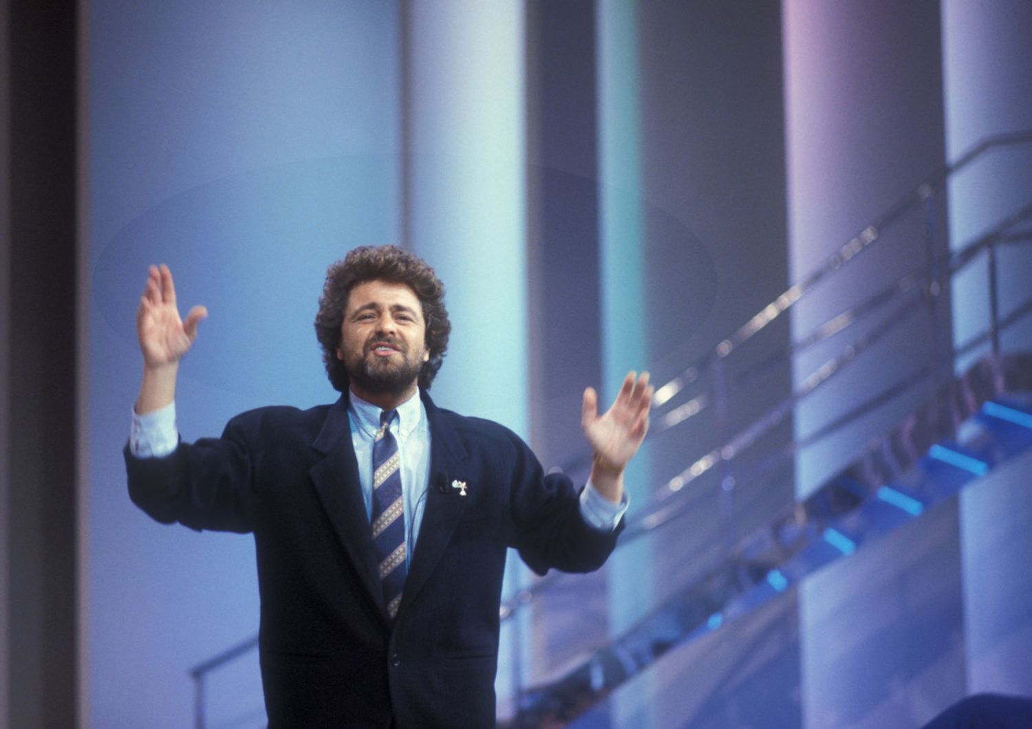Beppe Grillo durante una trasmissione televisiva nel 1988