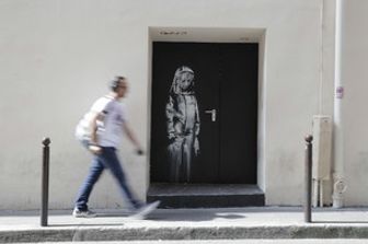 &nbsp;La porta dipinta da Banksy al Bataclan