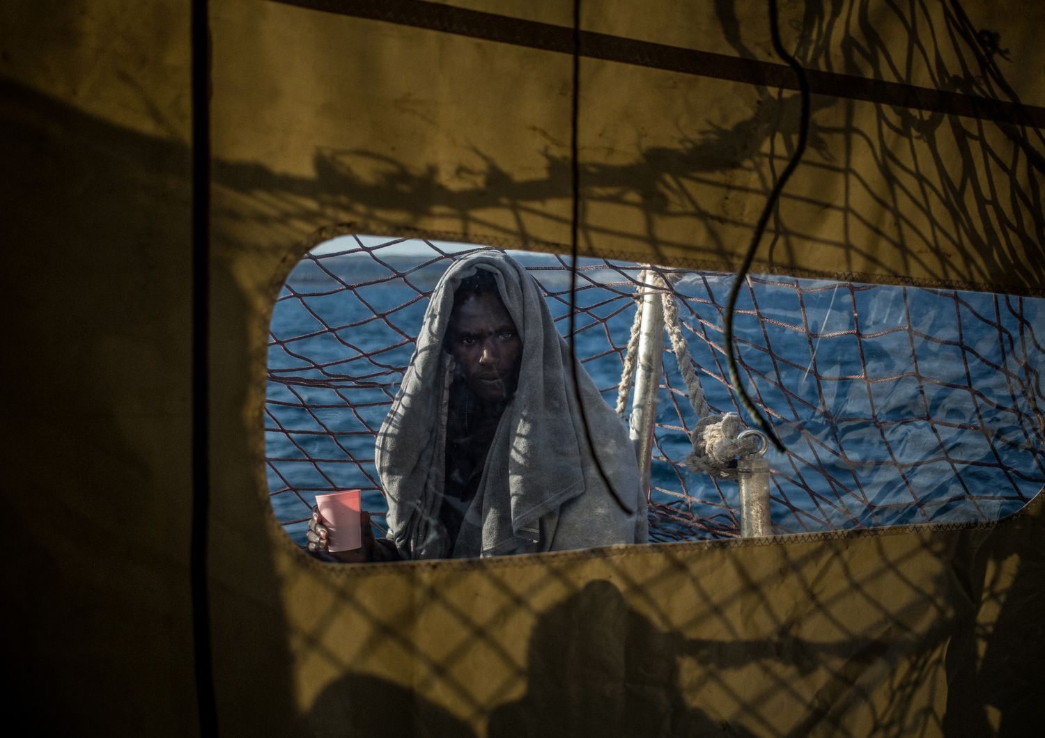 &nbsp;Un migrante a bordo della Sea Watch