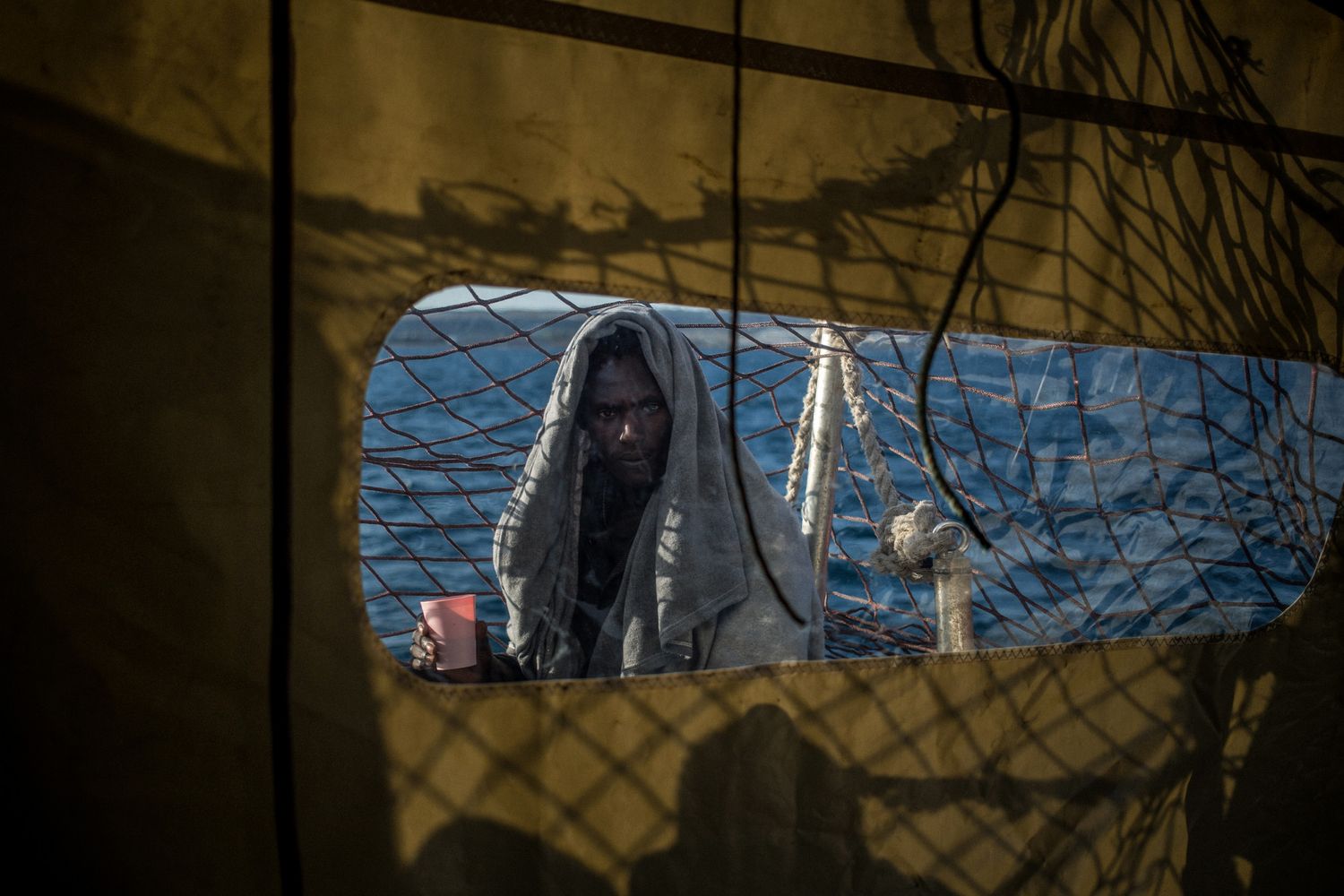 &nbsp;Un migrante a bordo della Sea Watch