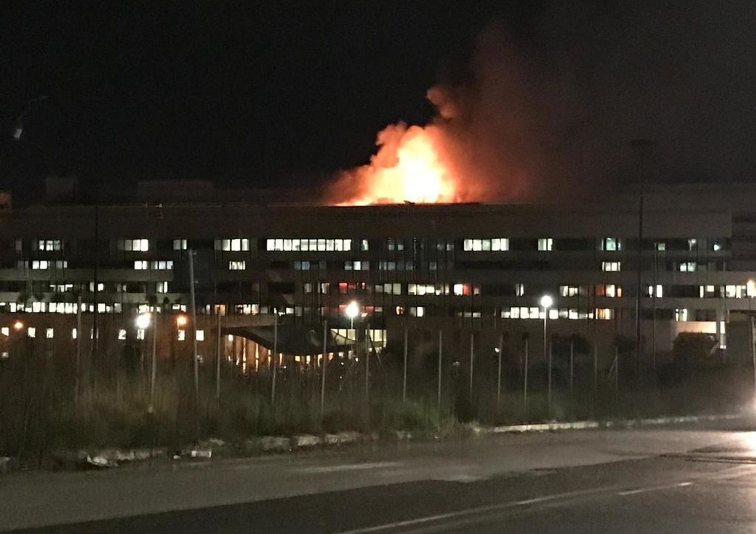 Un incendio &egrave; divampato in serata nella ex palazzina&nbsp;Alitalia&nbsp;alla&nbsp;Magliana