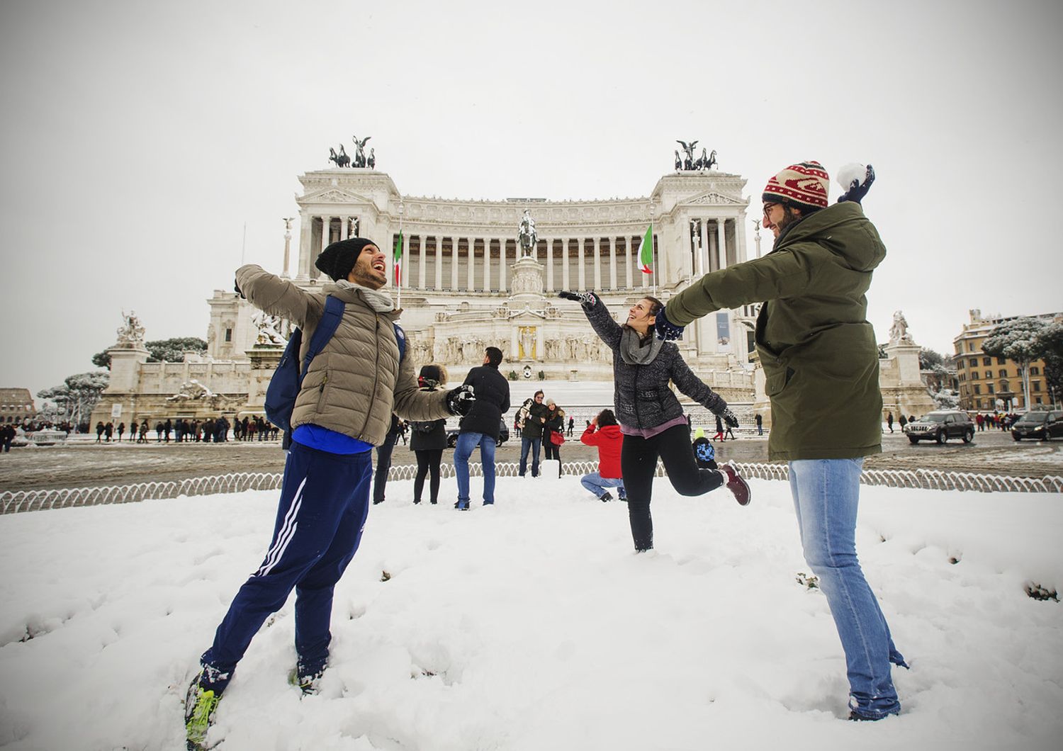 Studenti in gita in una Roma innevata