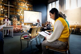 La famiglia armena alla Messa nella chiesa di Bethel