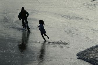 &nbsp;&nbsp;Bambini giocano in spiaggia