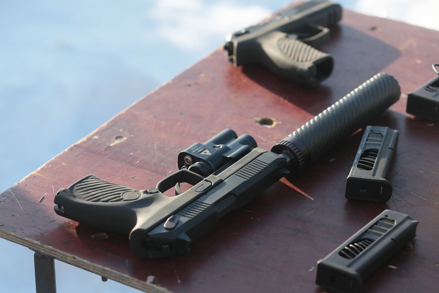 &nbsp;&nbsp;Armi, immagine d'archivio