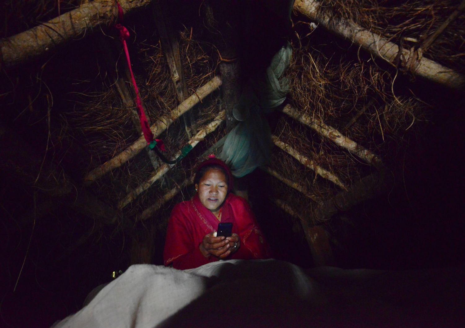 &nbsp;&nbsp;Una donna in Nepal in una tenda durante il 'chhauppadi'