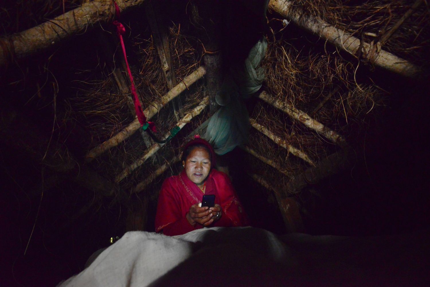 &nbsp;&nbsp;Una donna in Nepal in una tenda durante il 'chhauppadi'