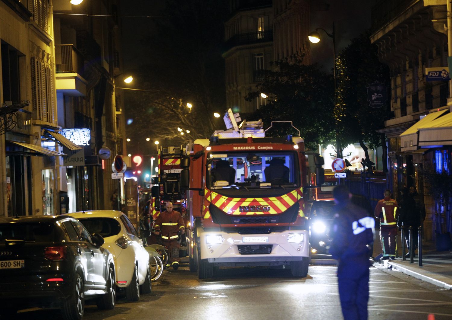 Sono 8 i morti nell&#39;incendio in un palazzo a Parigi. Fermata una donna