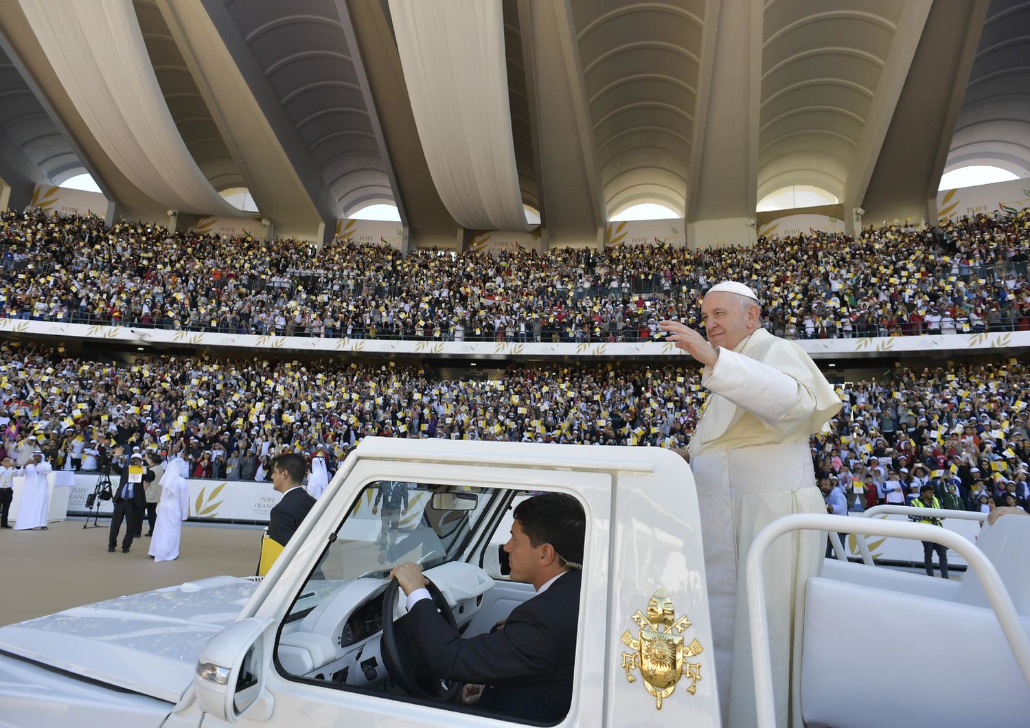 Papa Francesco saluta la folla allo&nbsp;Zayed Sports City stadium di Abu Dhabi