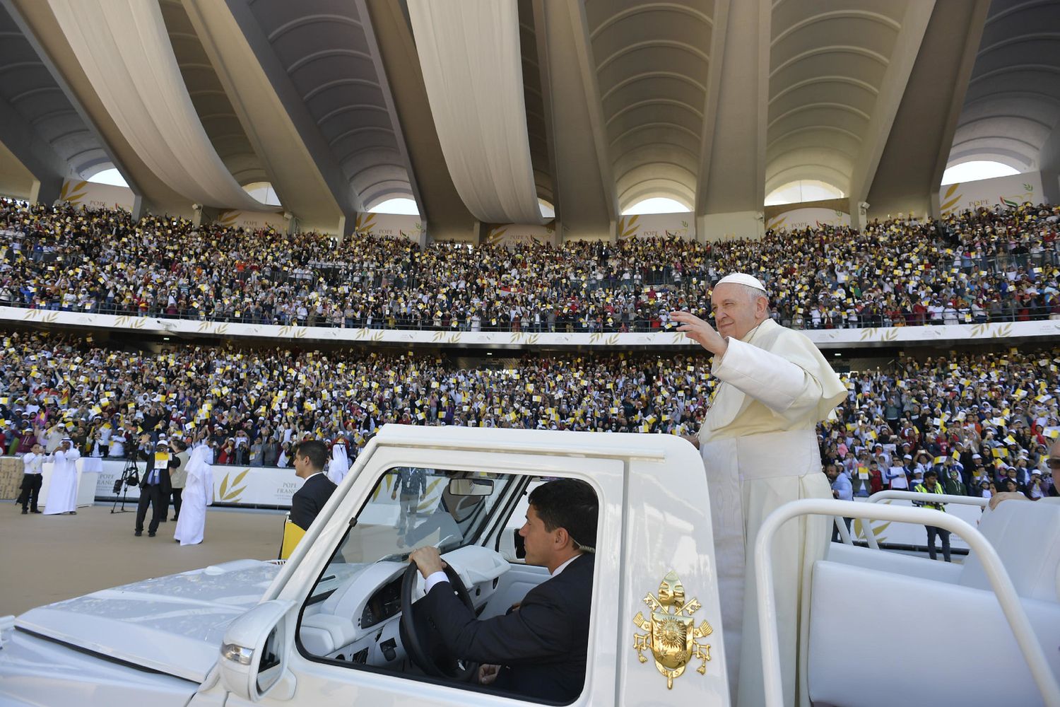 Papa Francesco saluta la folla allo&nbsp;Zayed Sports City stadium di Abu Dhabi