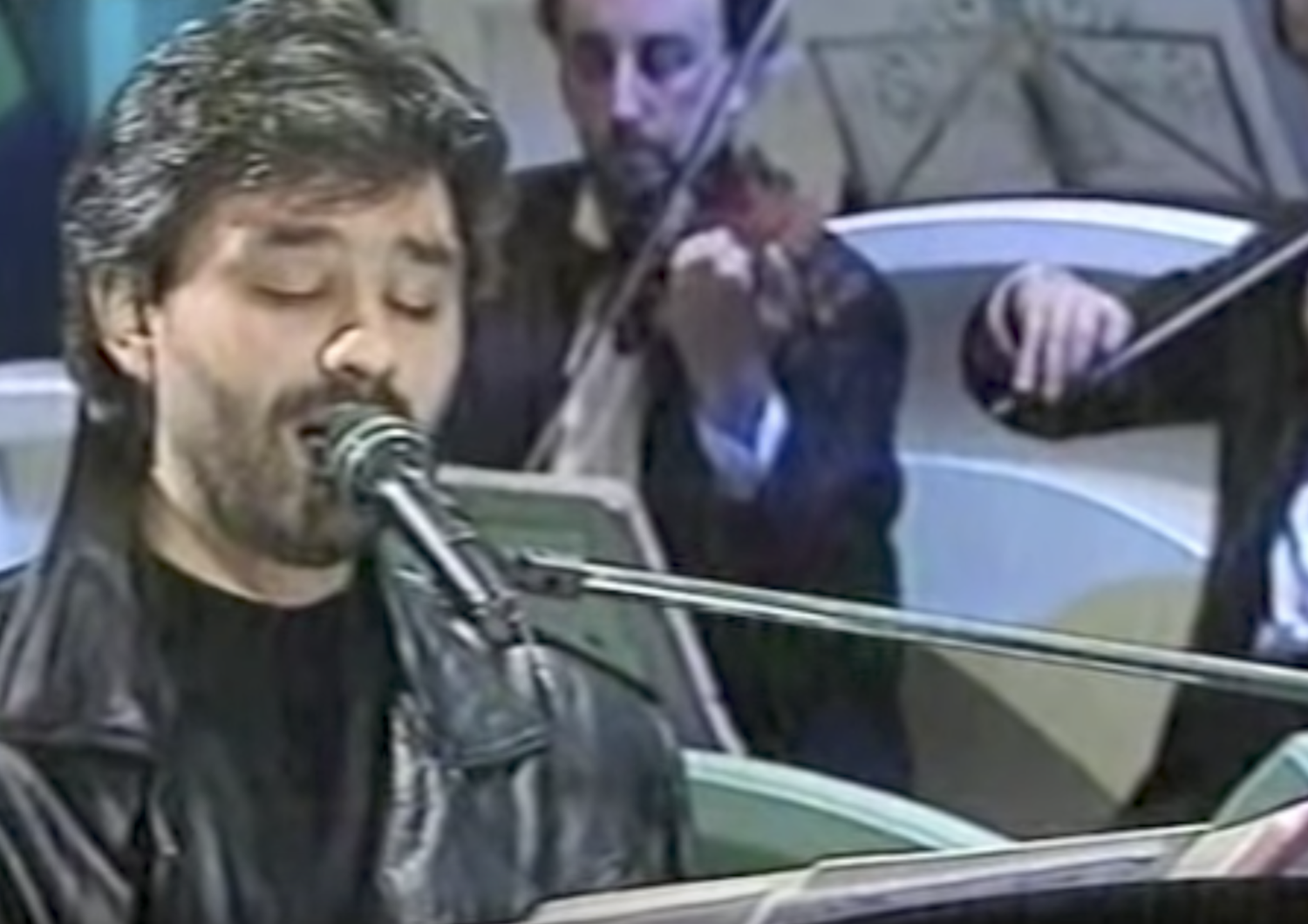L&#39;esibizione di&nbsp;Bocelli&nbsp;con il chiodo, 25 anni fa, a Sanremo