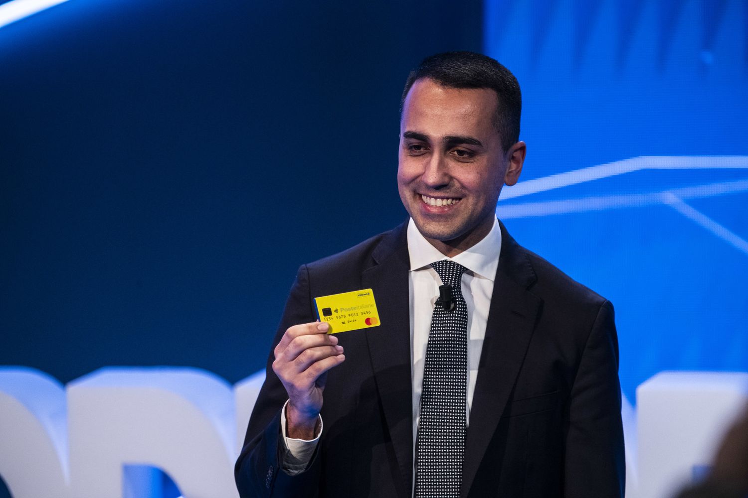 Di Maio con la card del reddito di cittadinanza