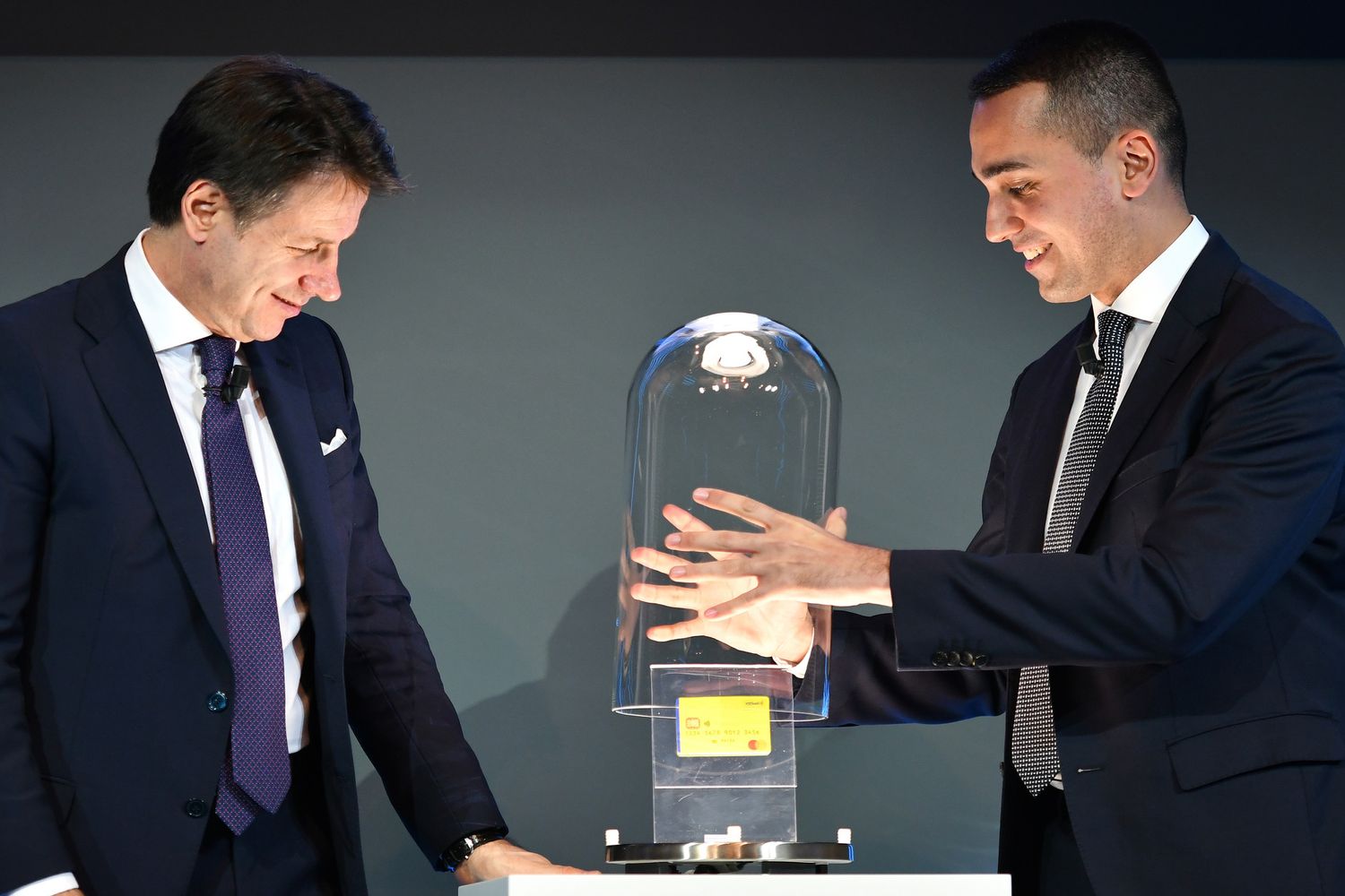 &nbsp;Conte e Di Maio con la card del reddito di cittadinanza