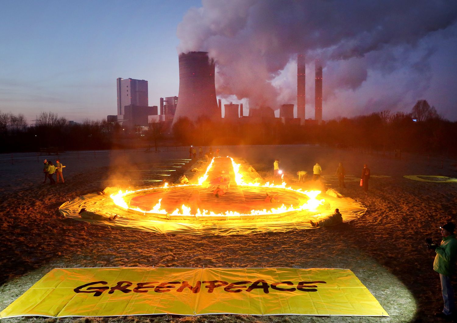 &nbsp;Riscaldamento globale, protesta di Greenpeace davanti una centrale a carbone in Polonia