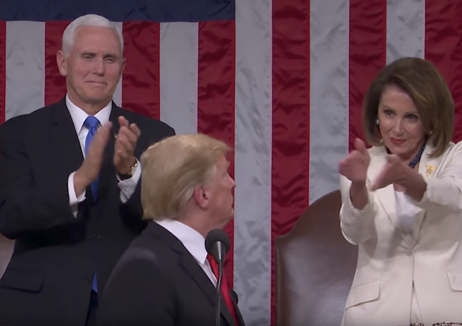 &nbsp;&nbsp;Nancy Pelosi applaude Donald Trump