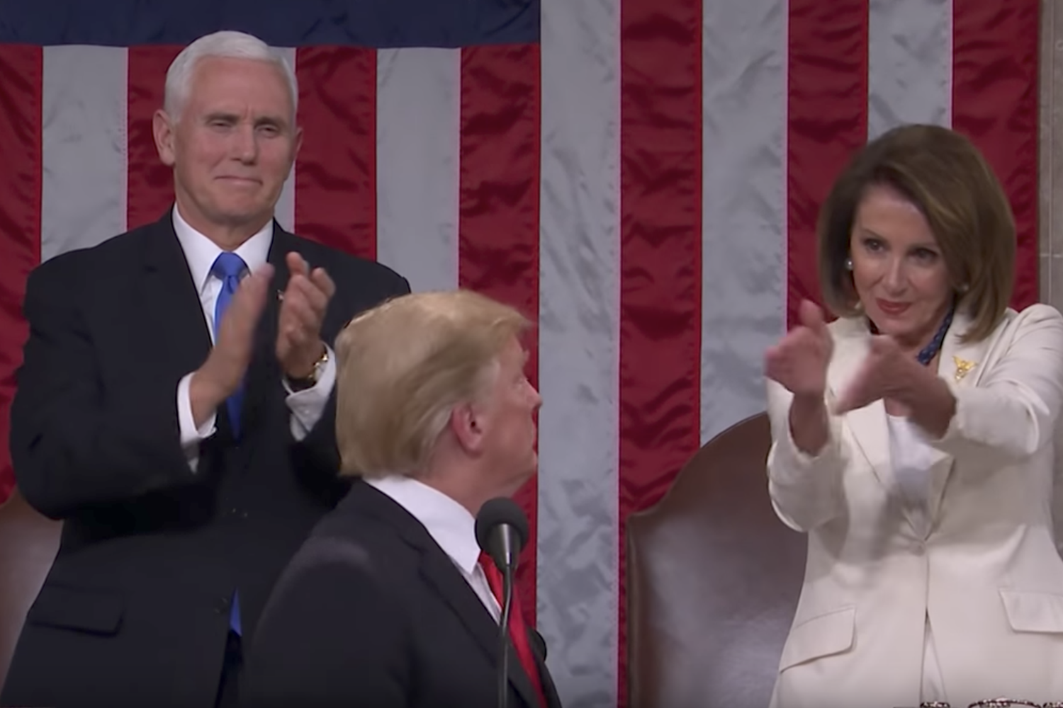 &nbsp;&nbsp;Nancy Pelosi applaude Donald Trump