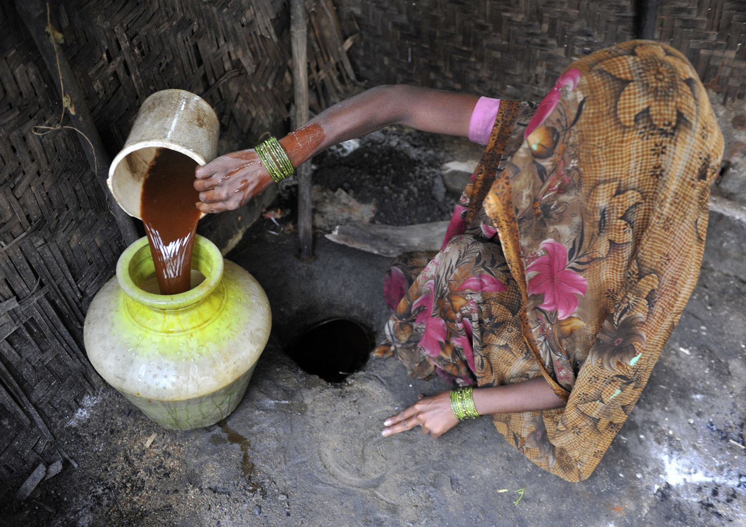 Liquore preparato in casa da una donna, in India&nbsp;