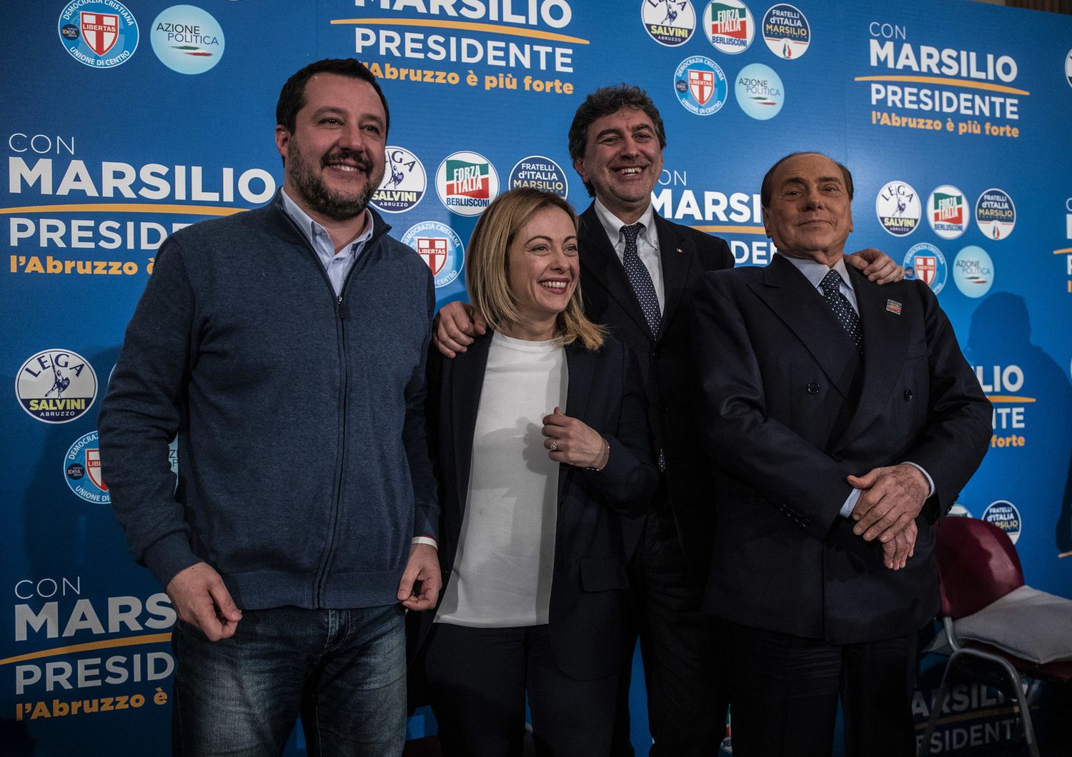 I leader del centrodestra Salvini, Meloni e Berlusconi, con il candidato alla presidenza della Regione Abruzzo