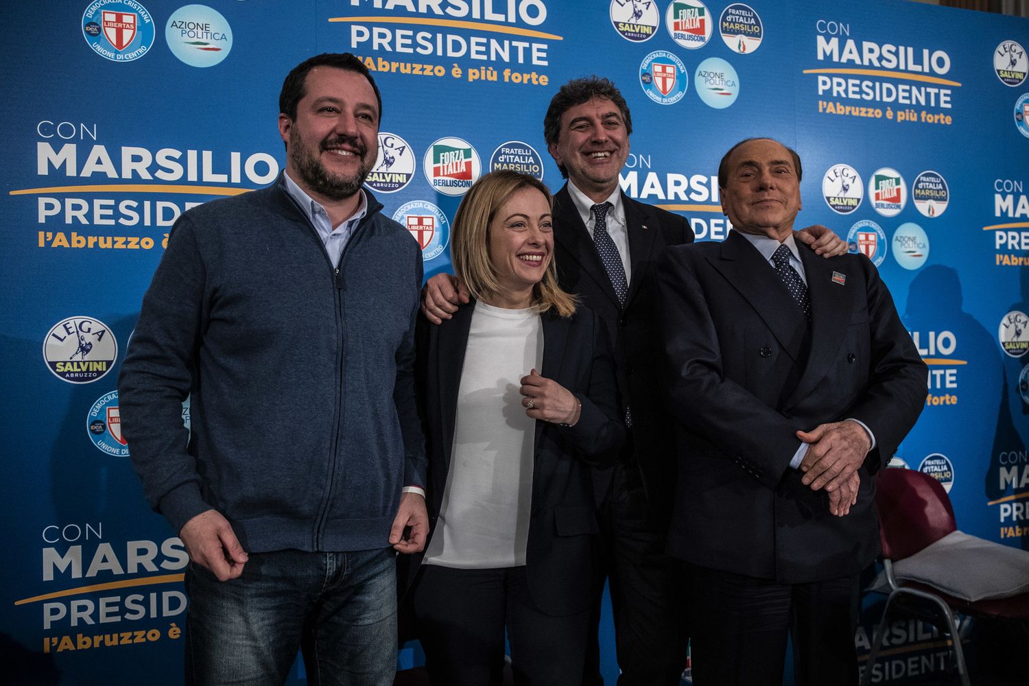 I leader del centrodestra Salvini, Meloni e Berlusconi, con il candidato alla presidenza della Regione Abruzzo