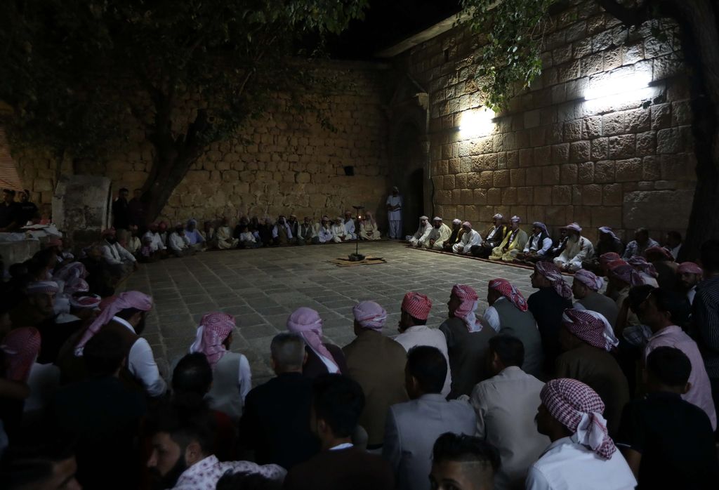 Fedeli yazidi nel santuario di Lalish