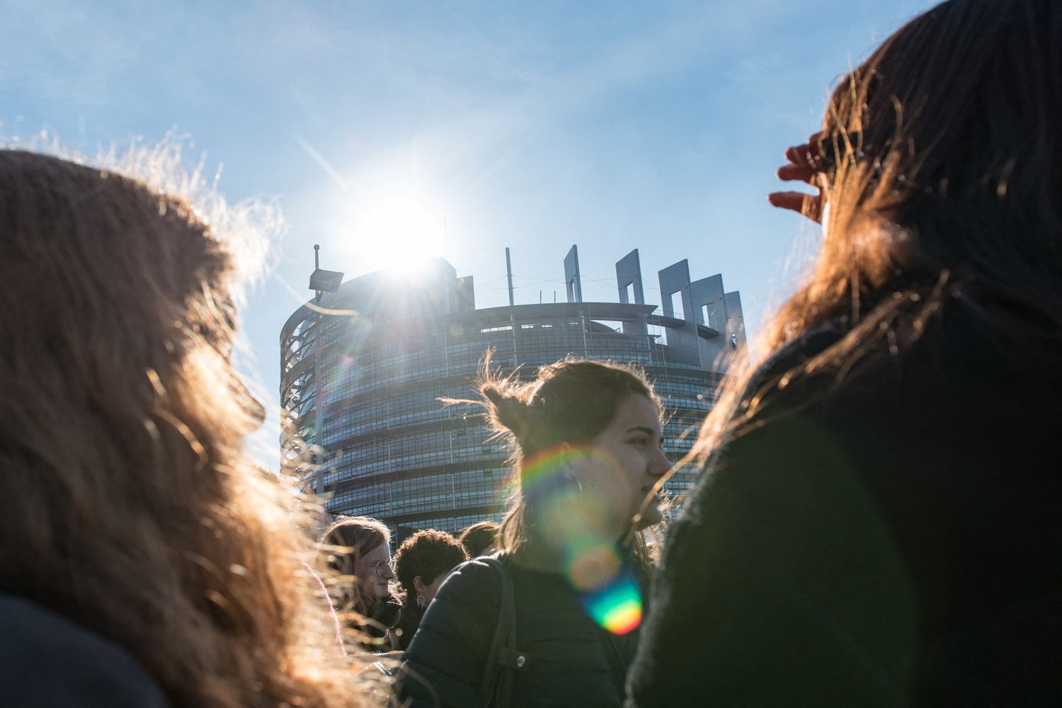 Giovani di fronte al palazzo dell'Europarlamento a Strasburgo