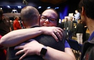 &nbsp;Due tecnici della NASA si abbracciano dopo l'annuncio della fine missione di Opportunity