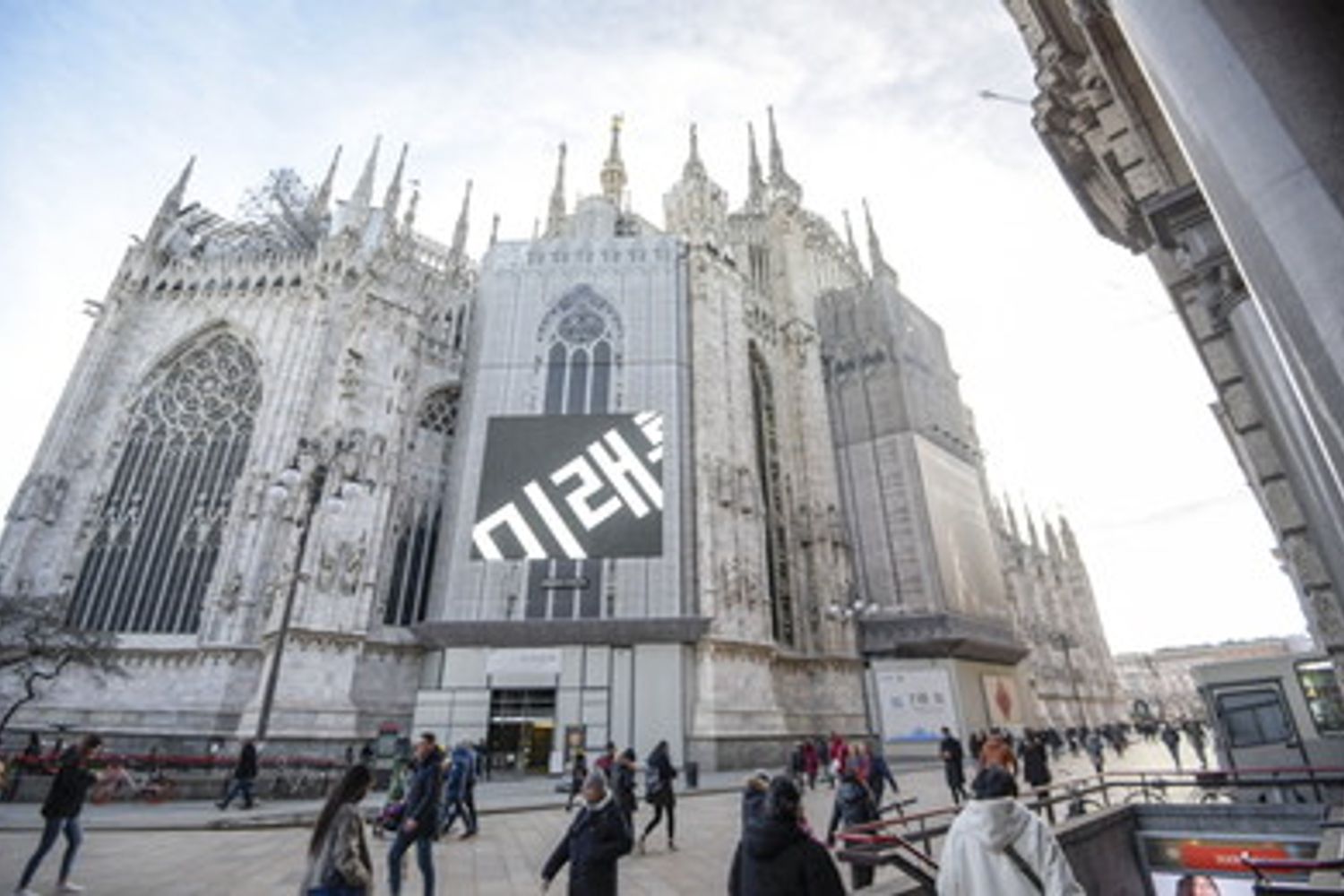 La campagna per il Samsung S10 in piazza Duomo a Milano