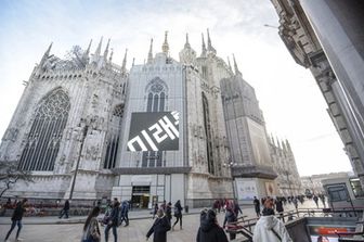 La campagna per il Samsung S10 in piazza Duomo a Milano