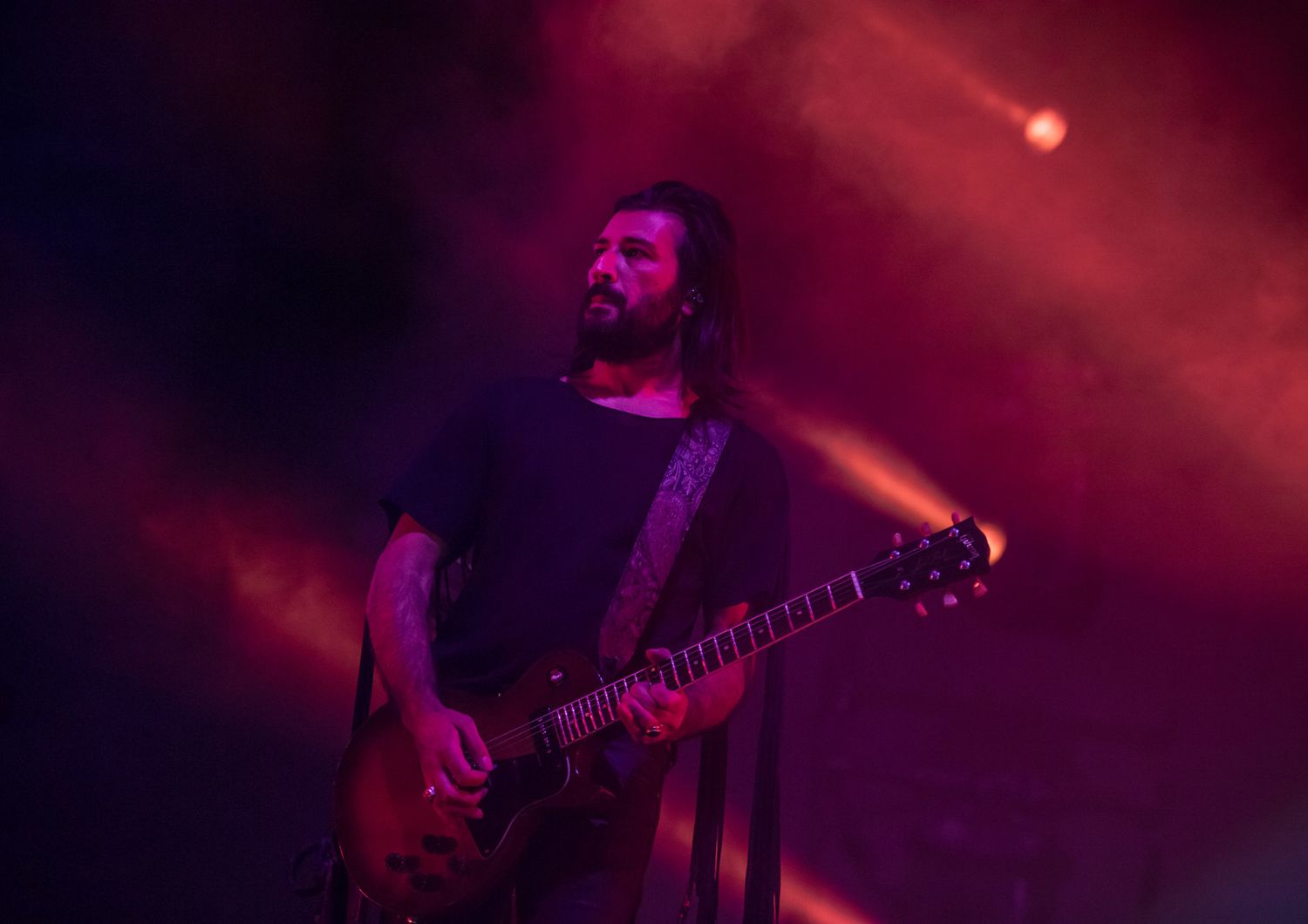 Lele Spedicato, chitarrista dei Negramaro, durate una esibizione del 2016 al Lucca Summer Festival