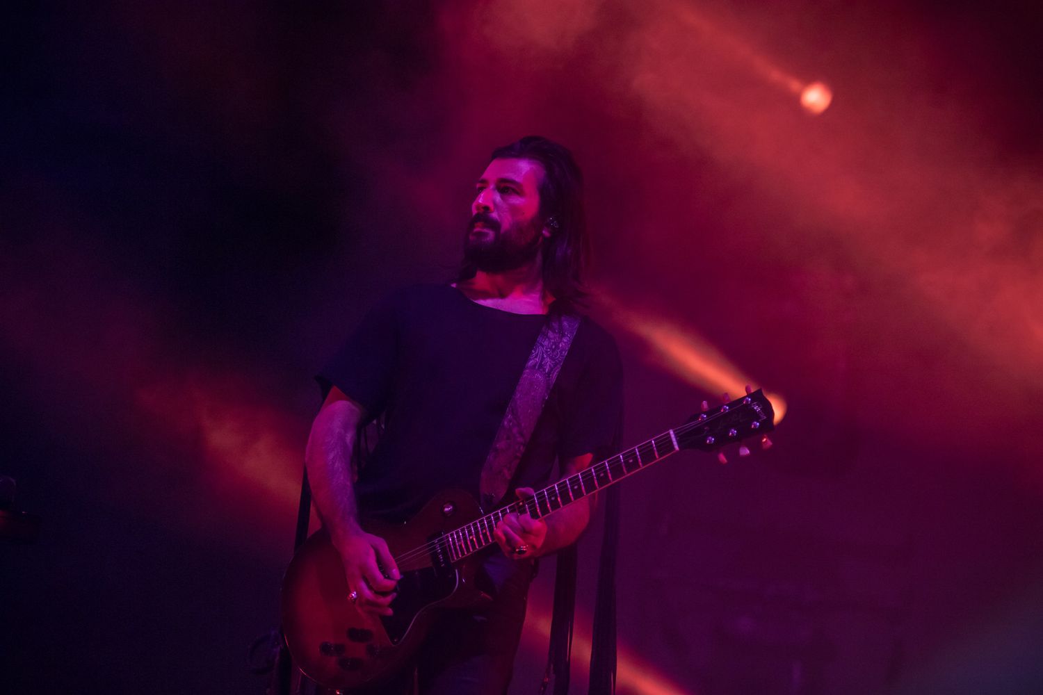 Lele Spedicato, chitarrista dei Negramaro, durate una esibizione del 2016 al Lucca Summer Festival