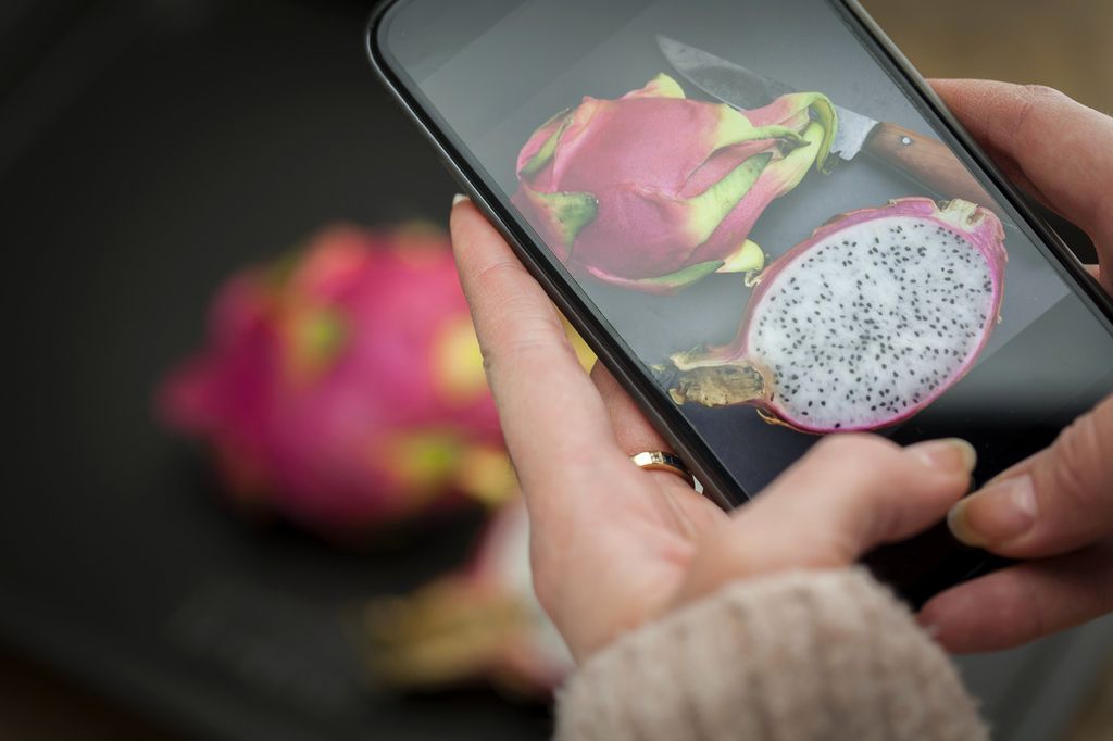 La spesa al supermercato valutando i cibi con lo smartphone&nbsp;