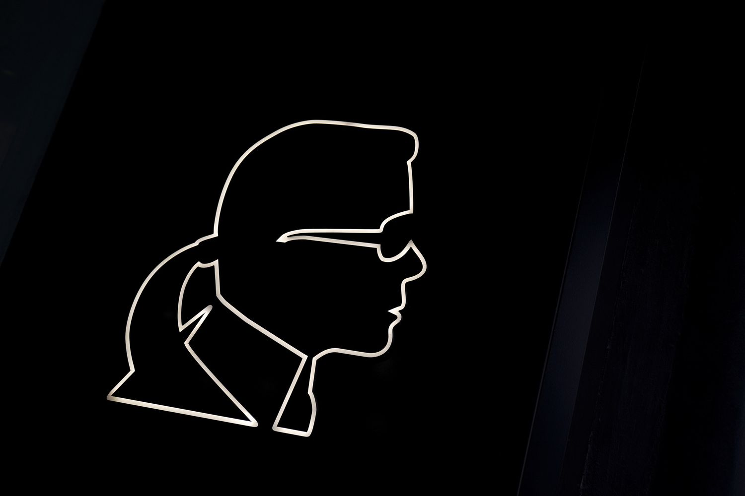 Il logo di Karl Lagerfeld sulla vetrina di un negozio a Manhattan