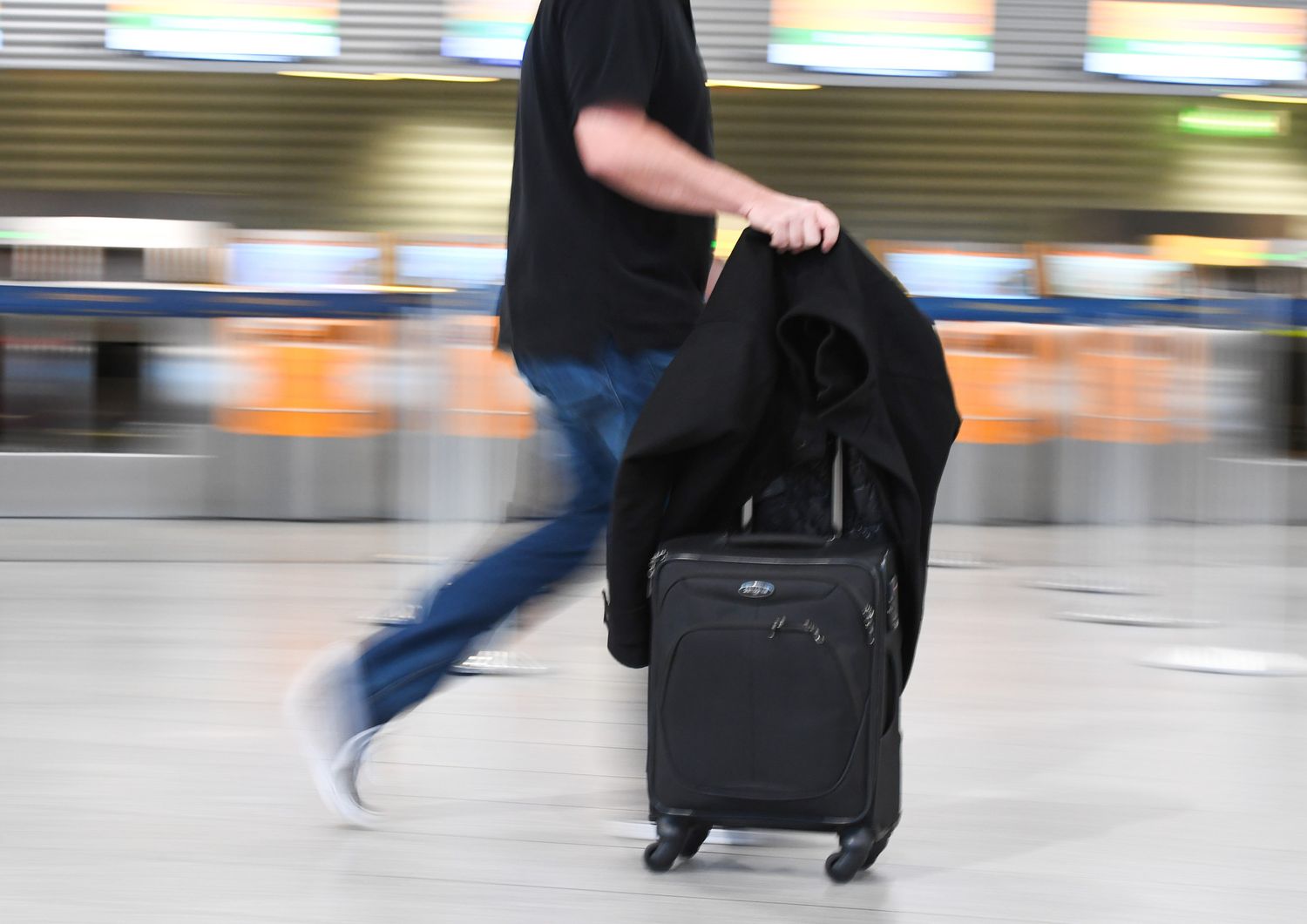 Un passeggero con un bagaglio a mano