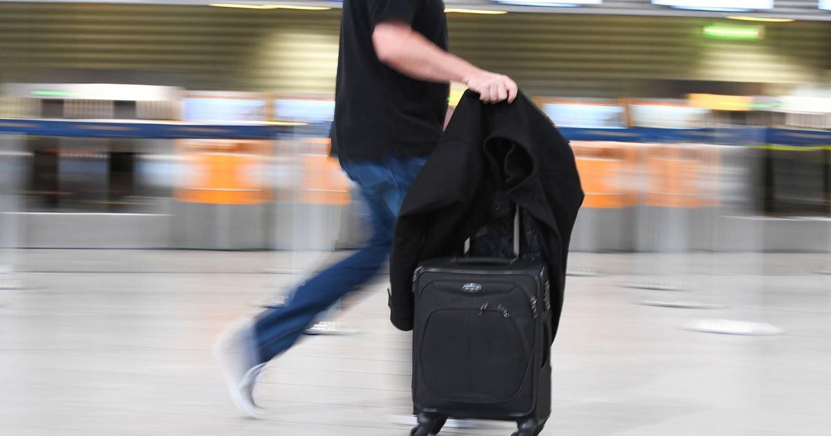 Ryanair, passeggero si lamenta del costo del bagaglio a mano. La