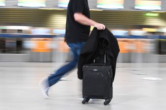 Un passeggero con un bagaglio a mano