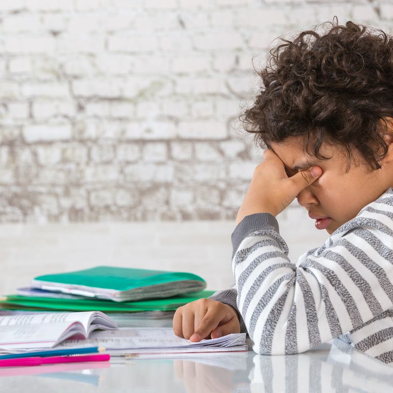 Un bambino di colore a scuola