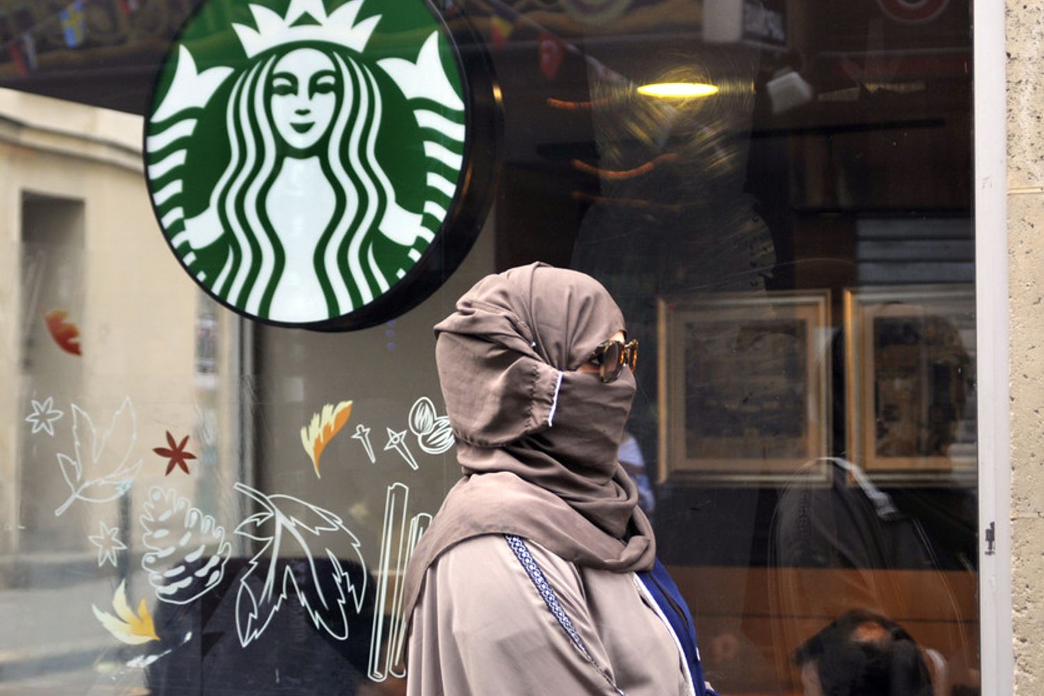 Una donna in chador nelle strade di Parigi&nbsp;