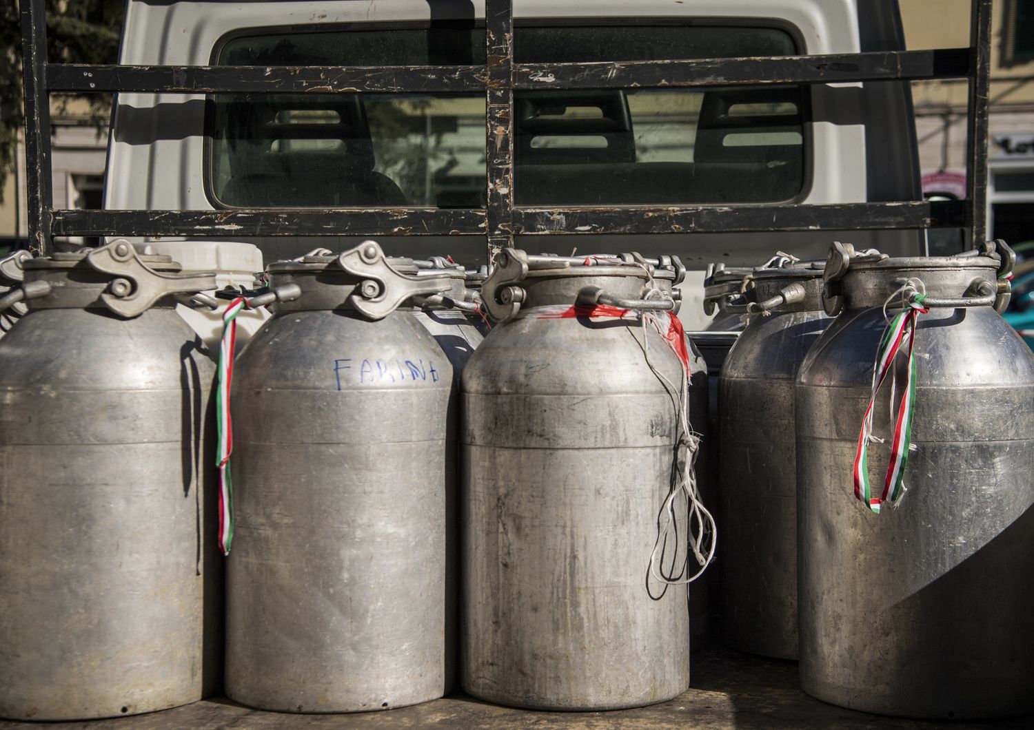 Assalto a una cisterna del latte nel Nuorese nel giorno delle elezioni