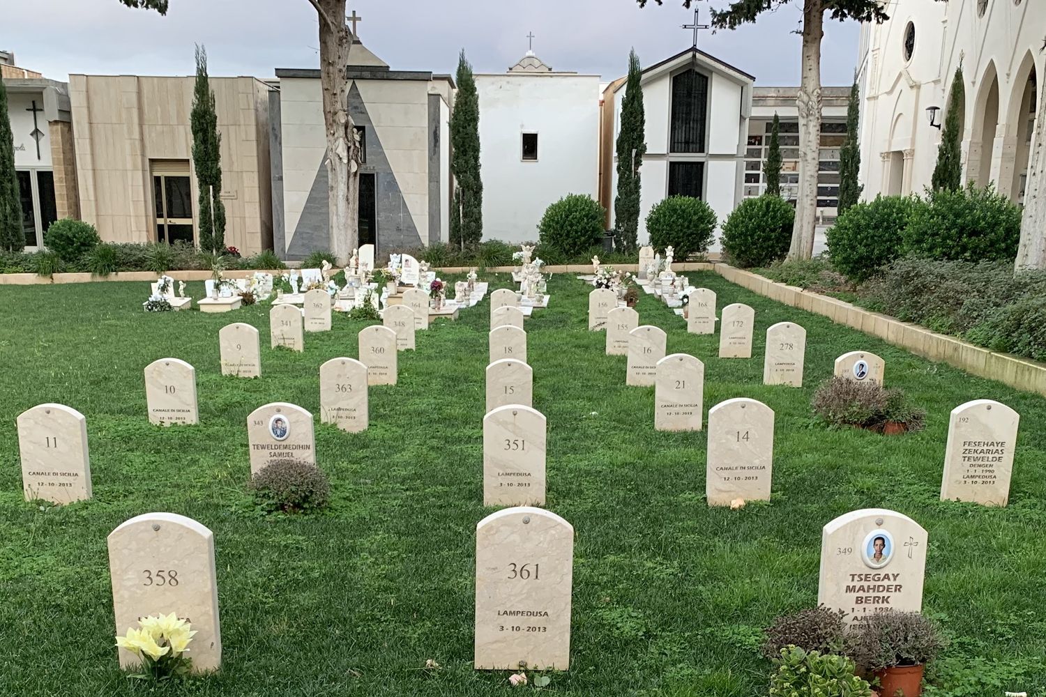 L'area del cimitero di Castellammare del Golfo riservata ai migranti morti in mare