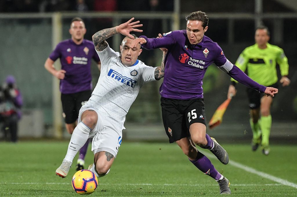 Nainggolan e Chiesa durante Fiorentina-Inter