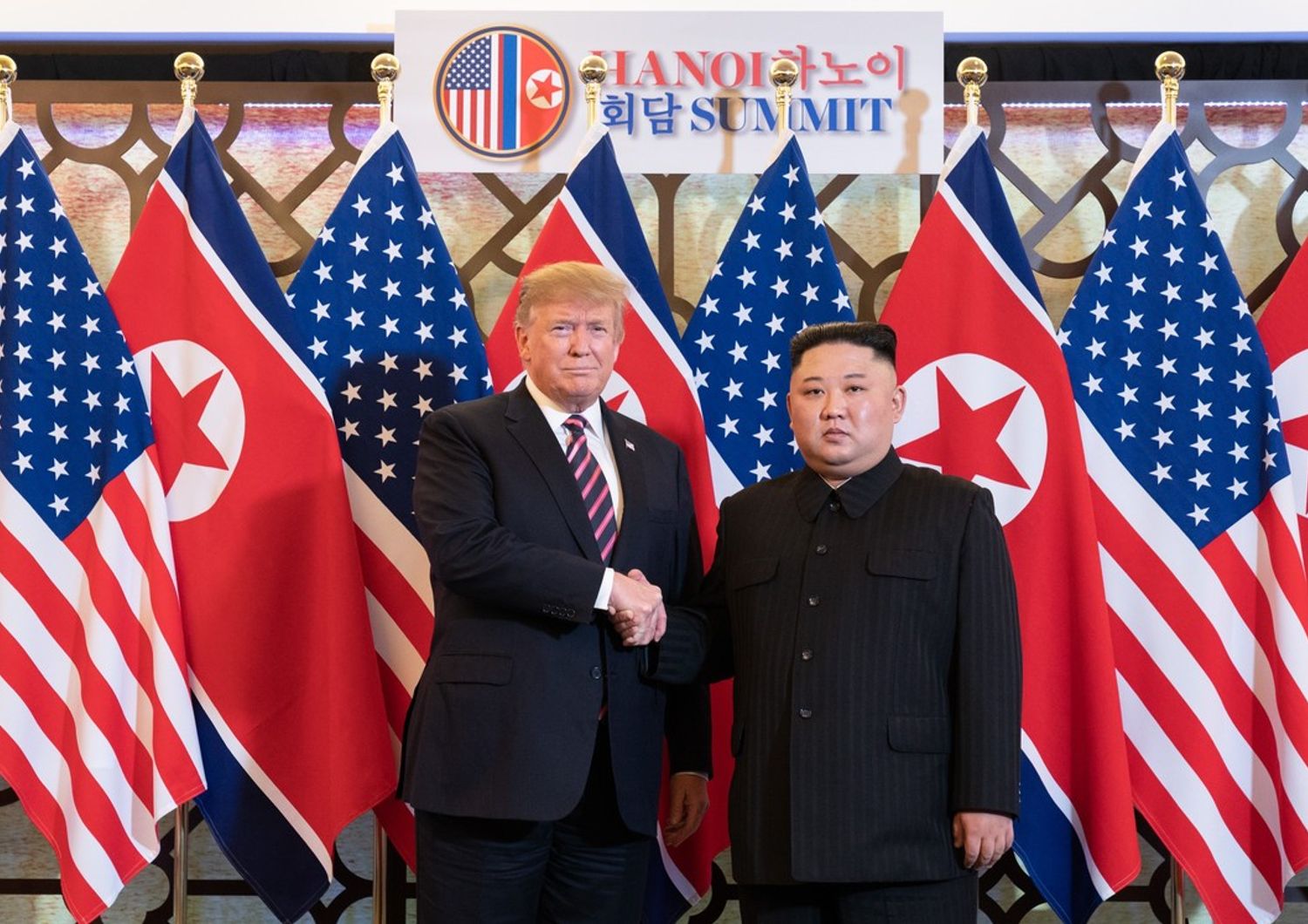 Stretta di mano tra il presidente americano Donald Trump e il leader della Corea del Nord Kim Jong Un