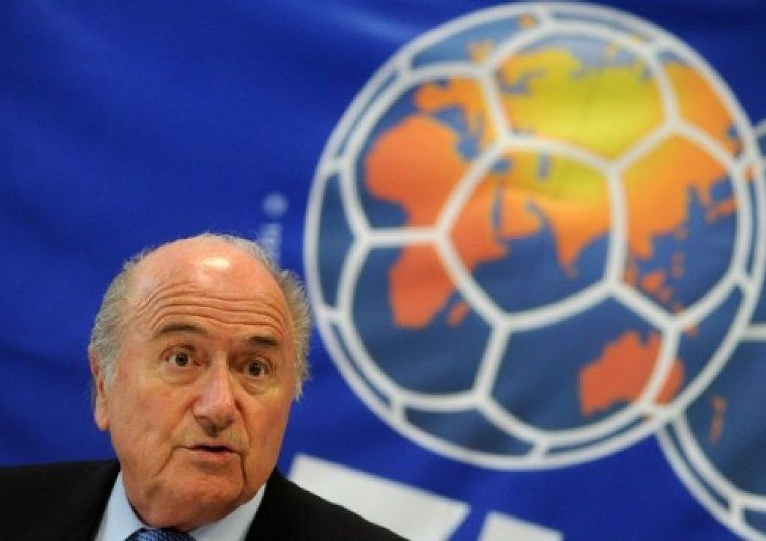 Platini, "Blatter se ne vada". Ma lui non molla: "non posso controllare tutto"