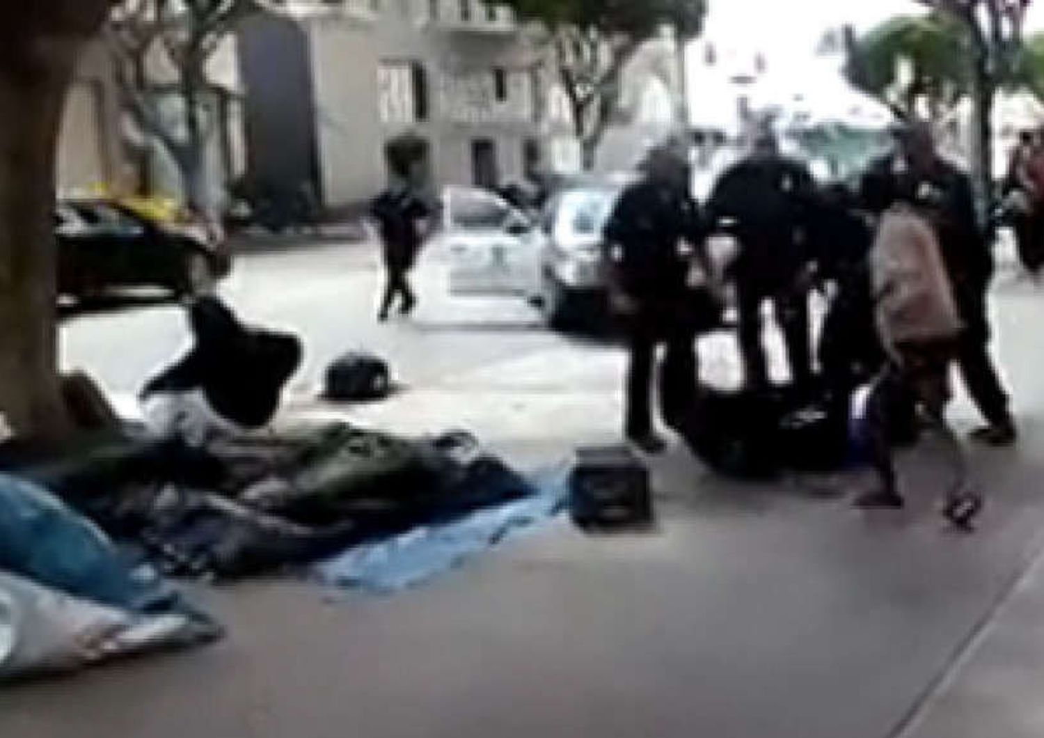 Los Angeles: clochard ucciso dalla polizia, divampa la polemica (VIDEO)