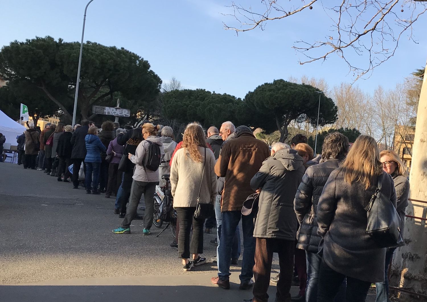 La fila ad uno dei gazebo per votare alle primarie del Pd, Piazza Zama, Roma