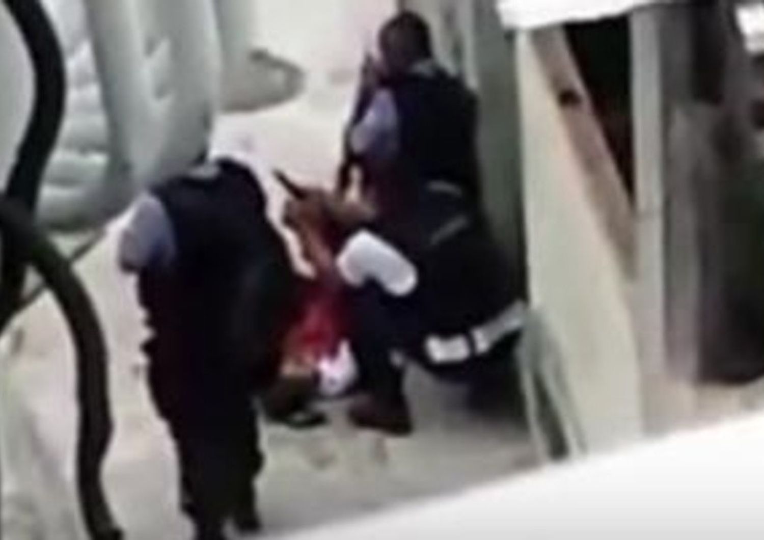 Brasile: metteno pistola in mano a ragazzo ucciso, video incastra 5 poliziotti